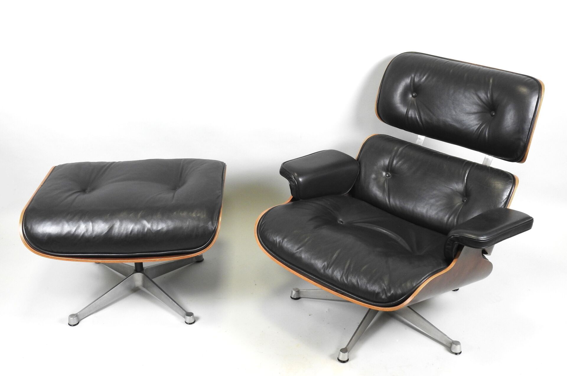Null 查尔斯（1907-1978 年）和雷（1912-1988 年）--埃姆斯，ICF 帕多瓦生产之后。
休闲椅和长椅，外壳为热成型花梨木饰面，外覆黑色皮革&hellip;