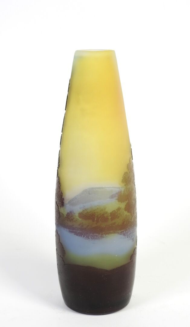 Null 埃米尔-加莱（1846-1904 年）。
酸蚀多层玻璃制作的回旋形 Soliflore 花瓶，装饰有黄底绿蓝相间的湖光山色和树木。
装饰上有签名。
约&hellip;