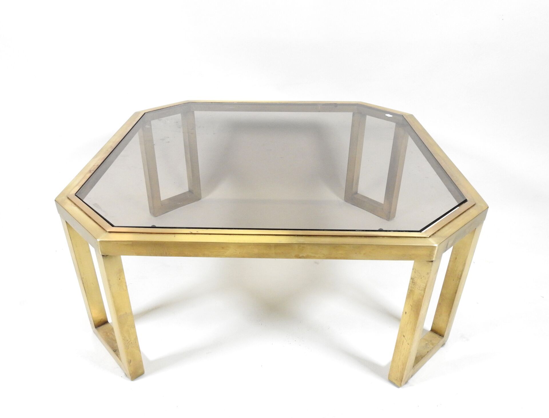 Null Tavolino ottagonale in metallo dorato con piano in vetro fumé.
Opera degli &hellip;