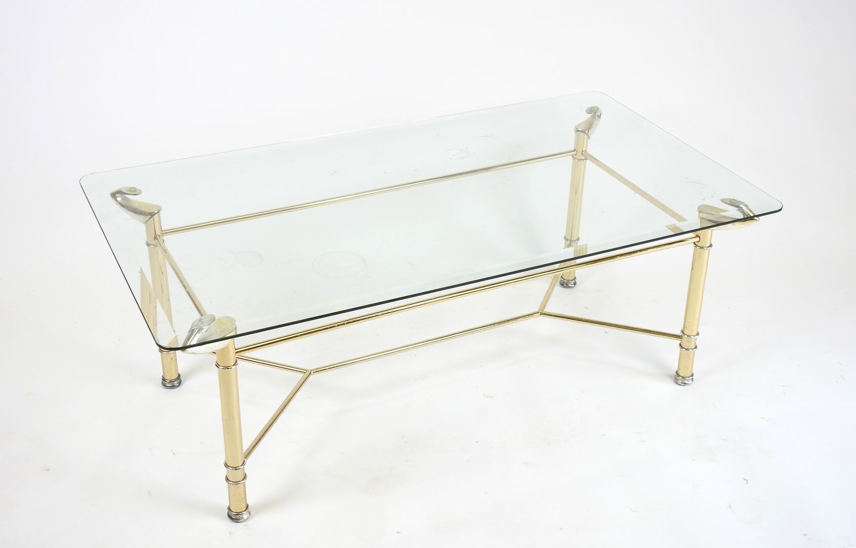 Null 长方形咖啡桌，镀金金属结构，桌腿由支架连接，桌面为斜面玻璃。
制作于上世纪八九十年代。
41.5 x 114 x 64 厘米。
(轻微磨损）。