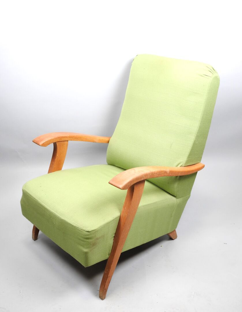 Null Sessel aus gebeiztem Holz, leicht geschwungene Armlehnen, grüne Stoffgarnit&hellip;