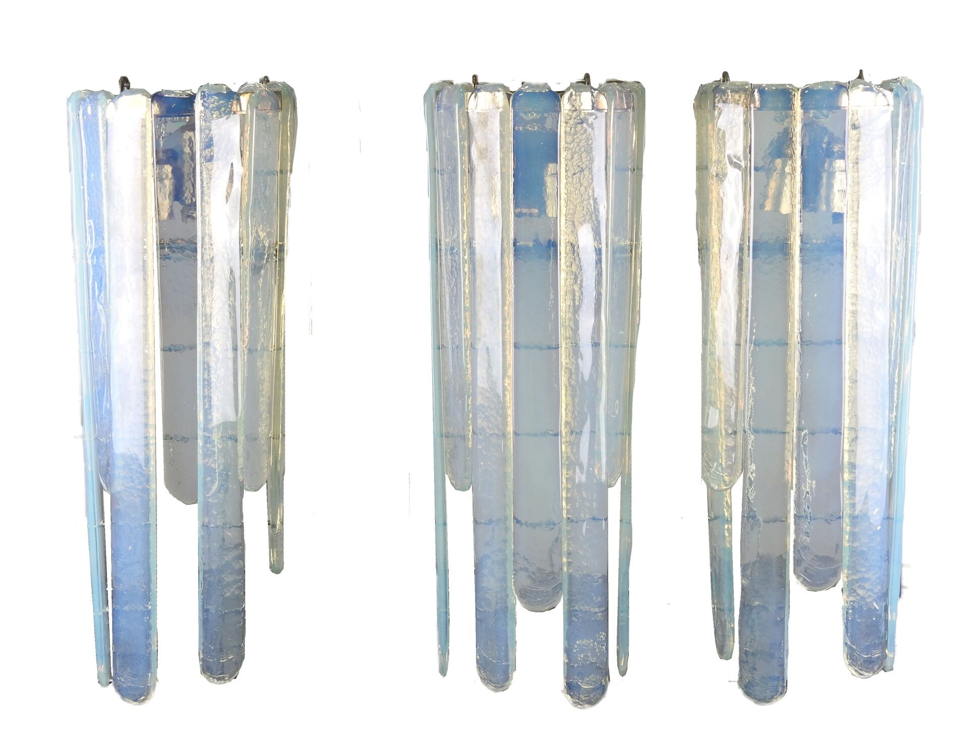 Null Carlo NASON（生于 1936 年）为 MAZZEGA 和 MURANO 设计。
三只 "层叠 "壁灯，采用蓝白有色玻璃。
70 年代和 80&hellip;