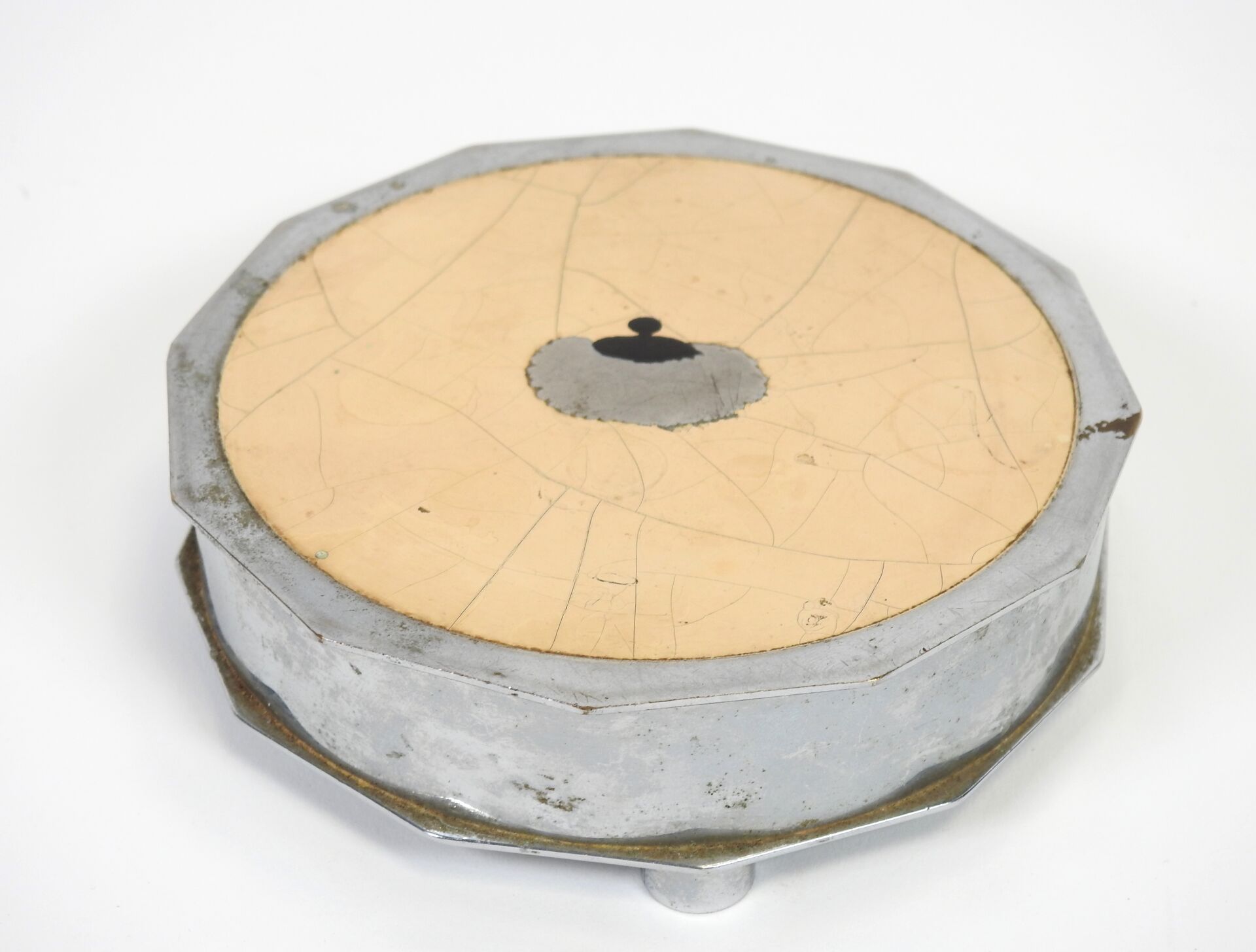 Null Casa IRSA.
Caja circular con tapa en forma de dodecágono de metal plateado &hellip;