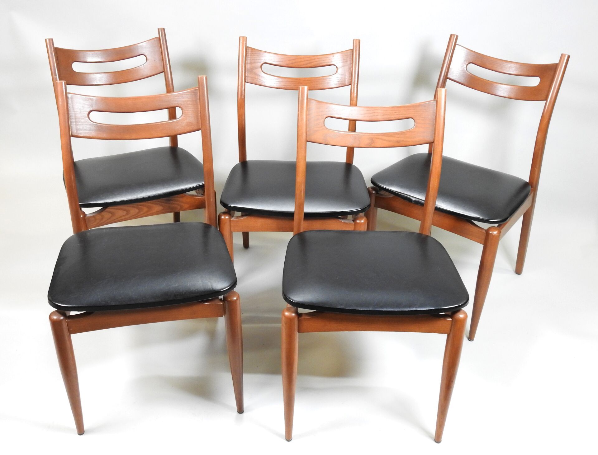 Null Suite di cinque sedie in legno tinto, schienale traforato, seduta in skai.
&hellip;
