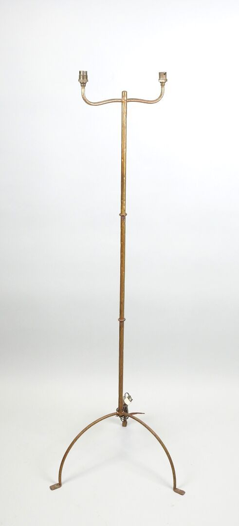 Null Pied de lampadaire tripode en métal laqué doré.
H.: 143 cm.