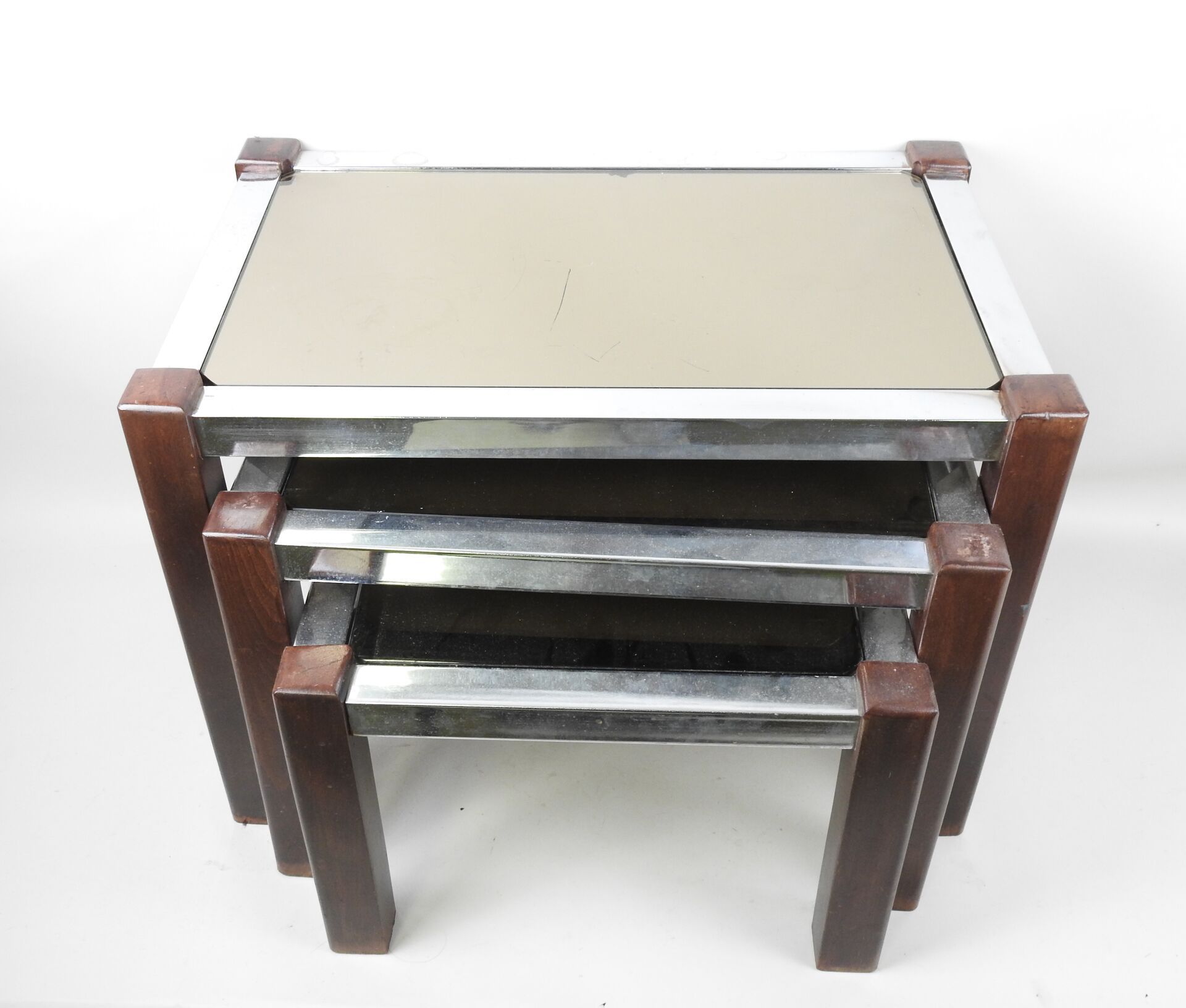 Null 一套三张染色木和镀铬金属长方形巢桌，镜面玻璃桌面。
制作于七八十年代。
45 x 63.5 x 41.5 厘米。
(磨损，玻璃有小缺口）。