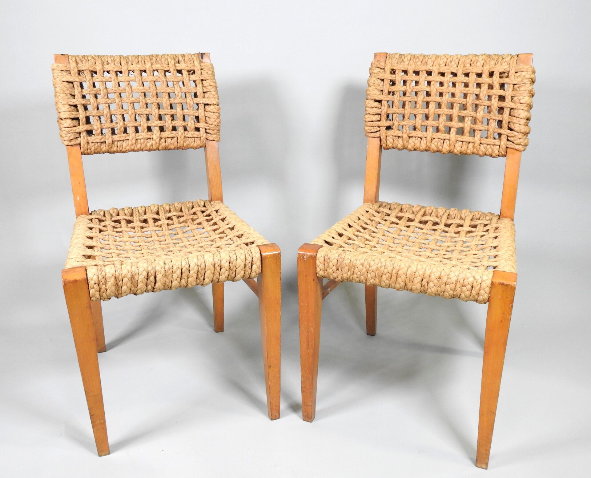 Null 阿德里安-奥杜克斯和弗里达-米内（20 世纪 20 年代）。
一对榉木椅子，麻编织椅座和椅背，鞘状椅腿。
约 1970 年。
84 x 44.5 x &hellip;