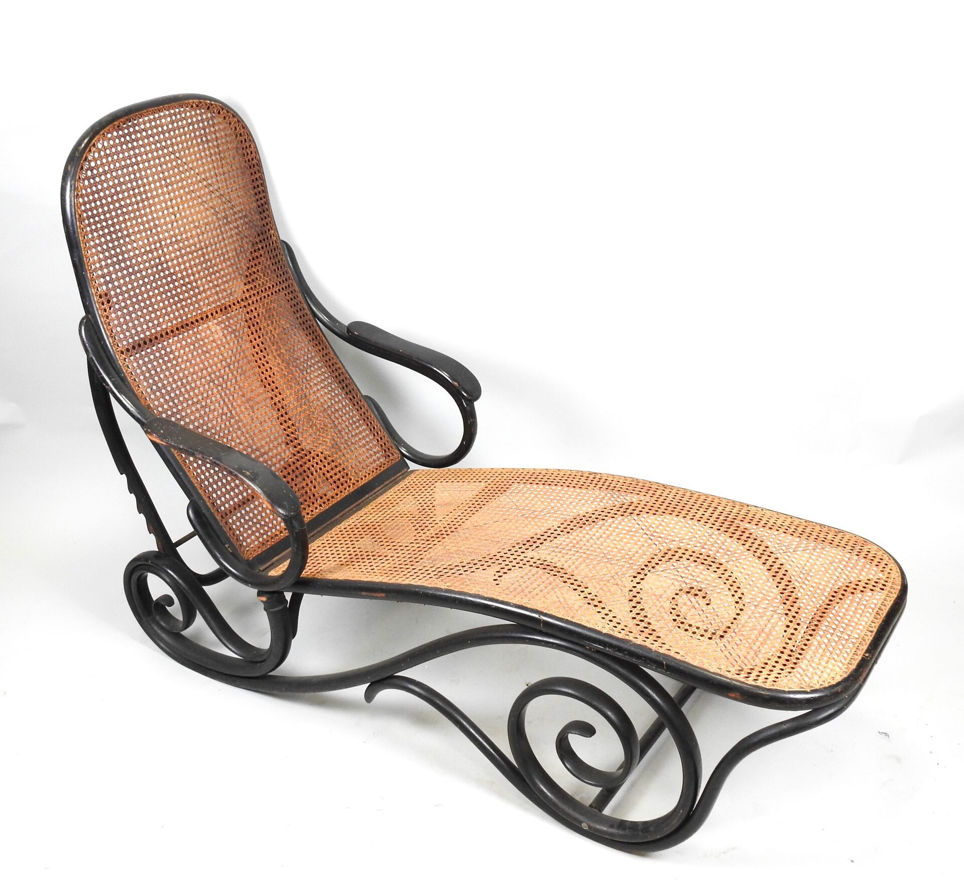 Null THONET.
Chaise longue in legno curvato e vimini laccato nero.
Schienale reg&hellip;