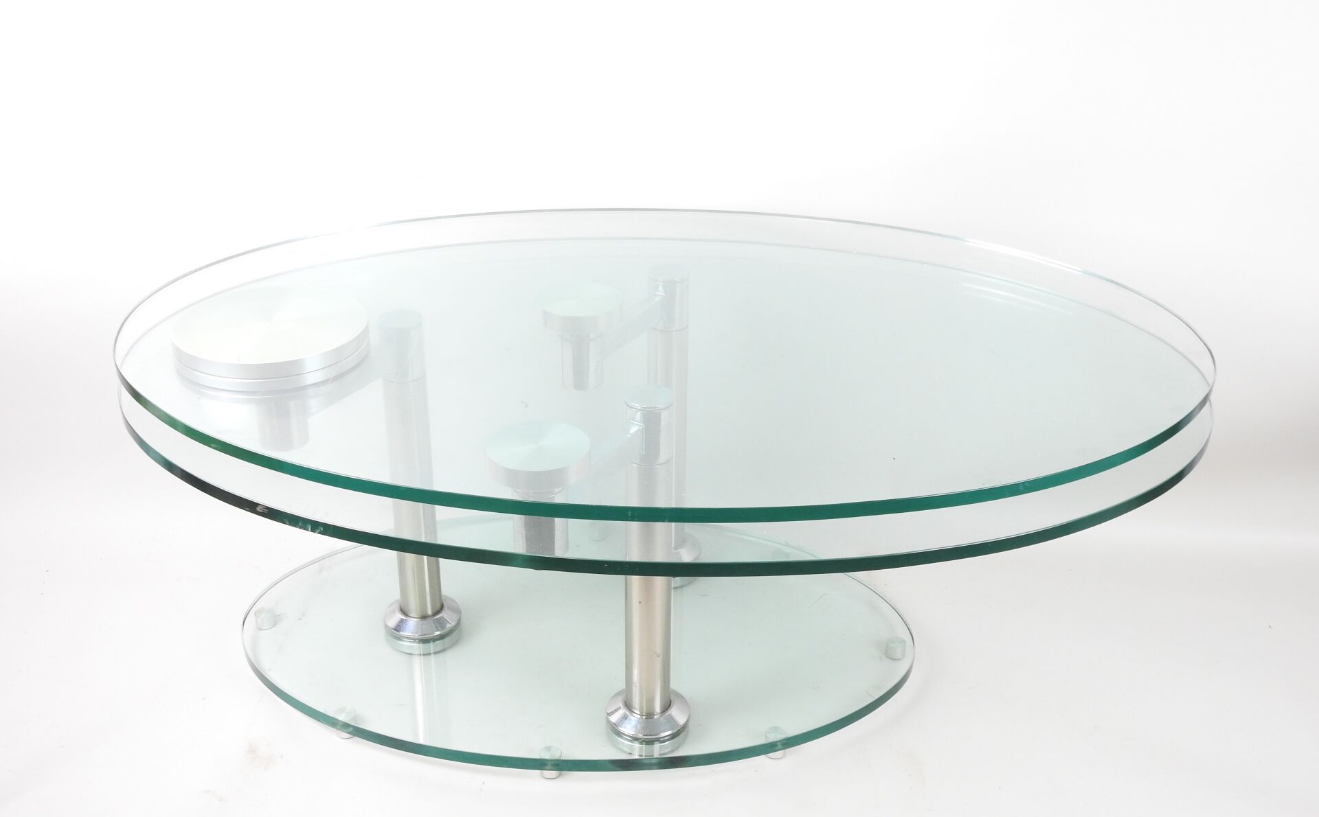 Null 椭圆形玻璃和镀铬金属咖啡桌，配有两个可旋转的桌面和玻璃底座。
20 世纪。
42 x 88 x 58 厘米。