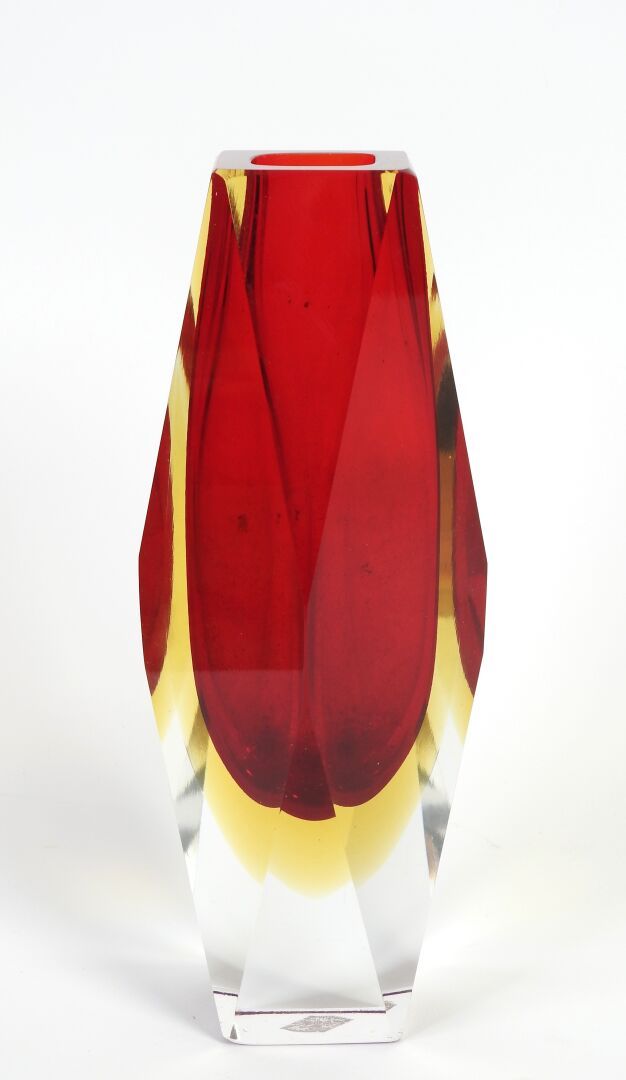 Null MURANO, XXe.
Vase en verre à pans coupé teinté rouge et jaune, modèle 'SOMM&hellip;