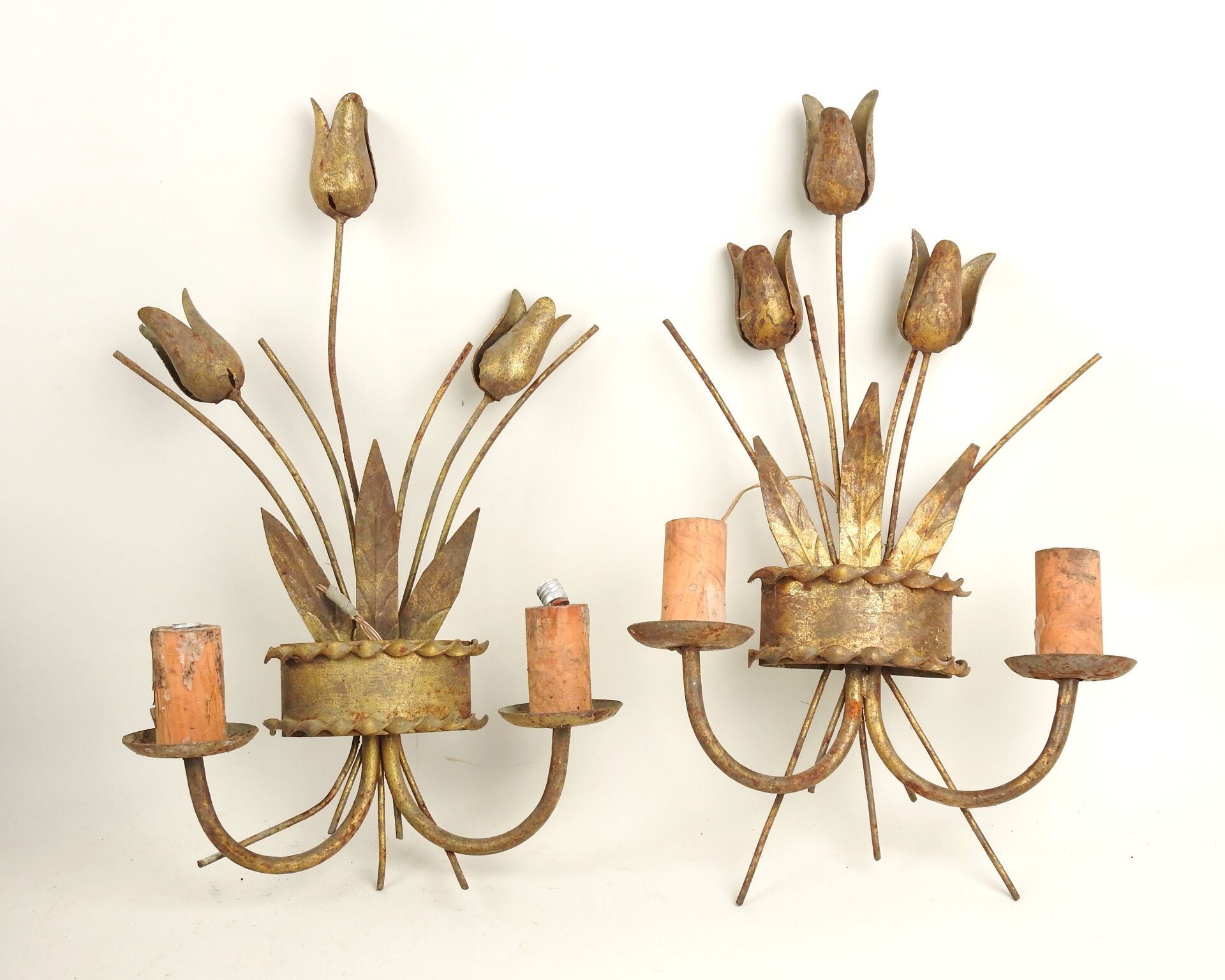 Null Paire d'appliques en métal doré à deux bras de lumières et à décor de tulip&hellip;