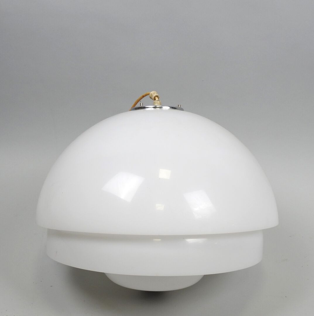 Null 白色有机玻璃吸顶灯，由镀铬金属杆连接的两部分组成。
70 年代制造。
高度：37 厘米。
直径：48 厘米。