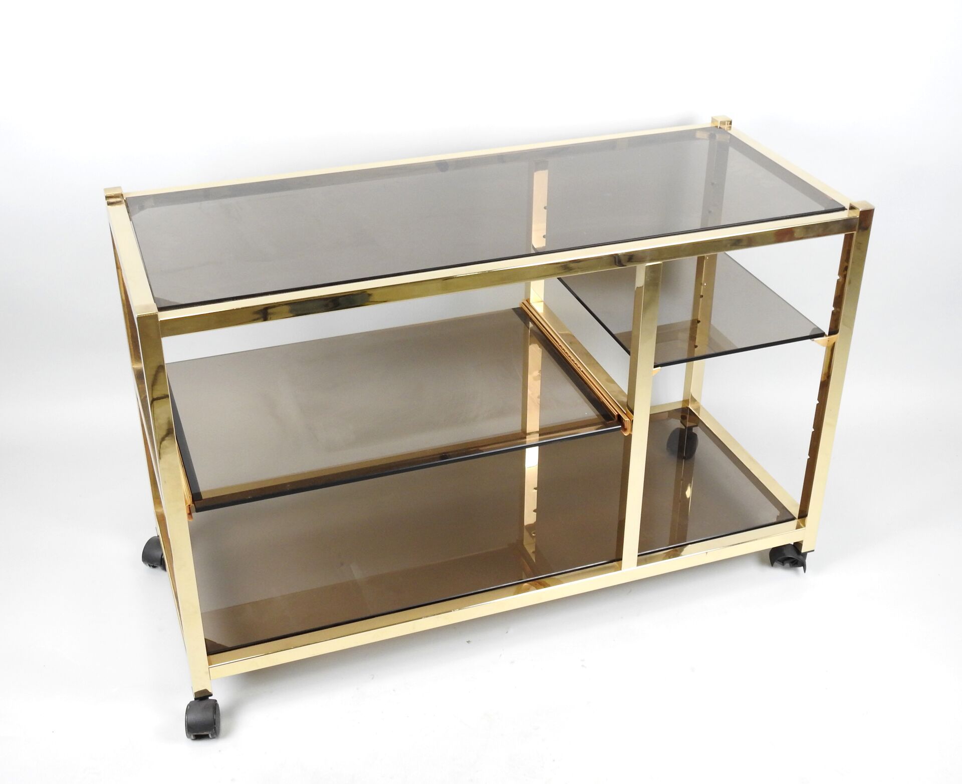 Null 长方形镀金金属边柜，带烟熏玻璃面板，一个玻璃面板形成一个抽屉。
70 年代制造。
68 x 99 x 41.5 厘米。
(磨损）。
