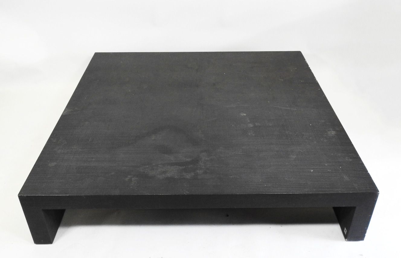 Null ARMANI CASA. 
Importante table basse en bois laqué noir à décor de quadrill&hellip;
