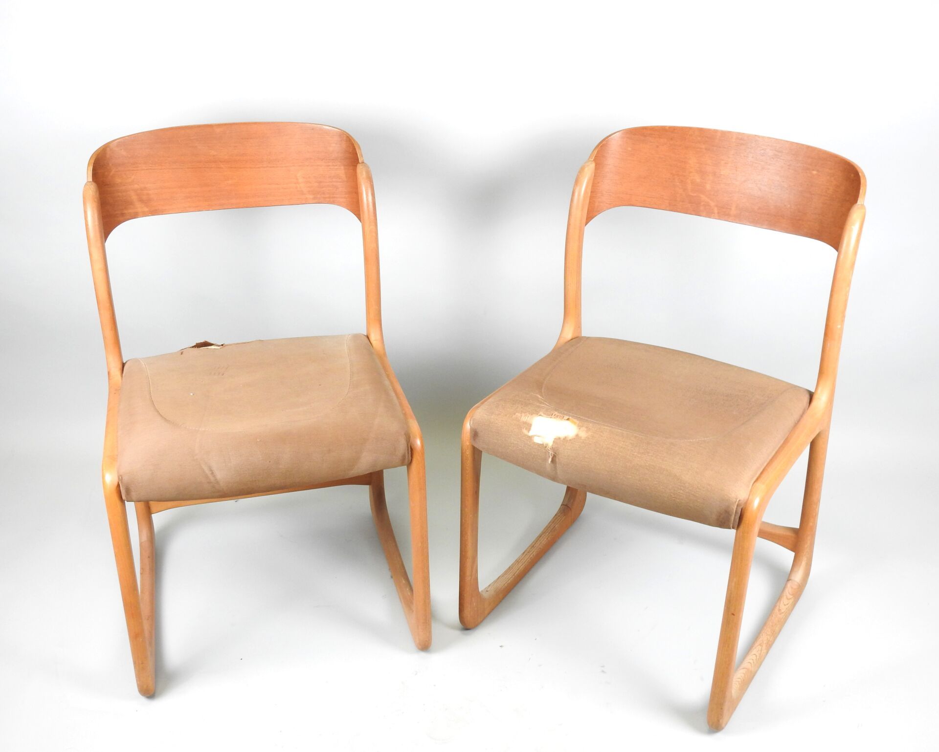 Null BAUMANN.
Pair of "TRAINEAU" chairs in thermoformed wood, seats upholstered &hellip;