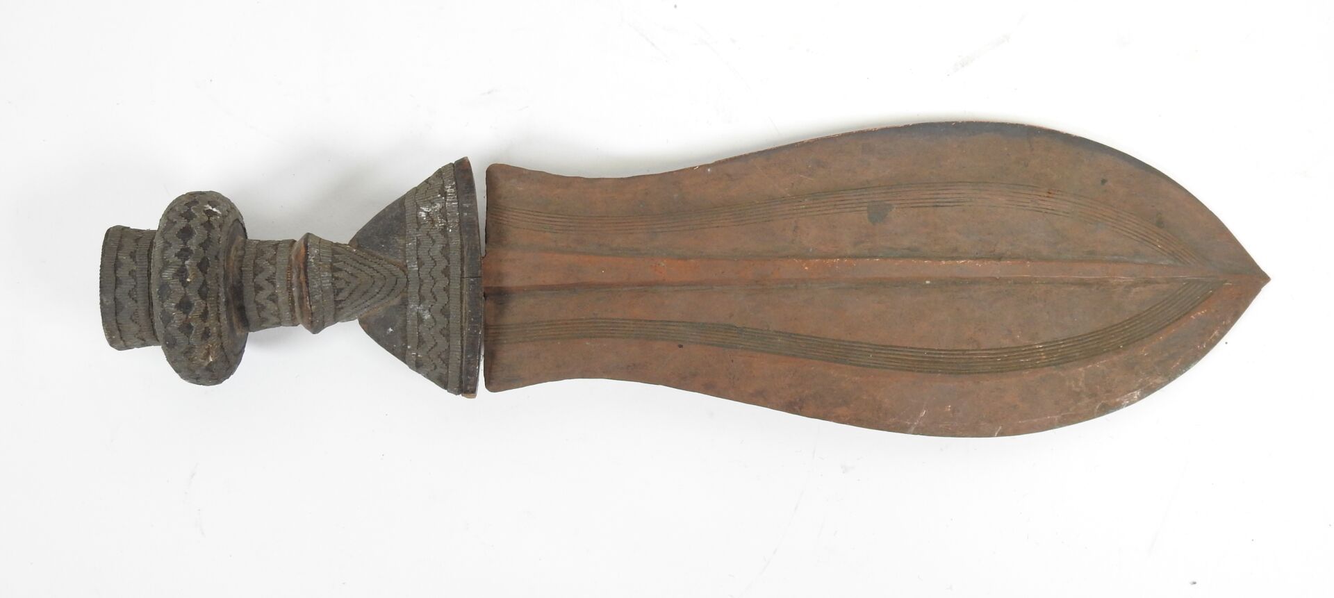 Null Couteau, poignée en bois ornée de motifs géométriques, lame en laiton en fo&hellip;