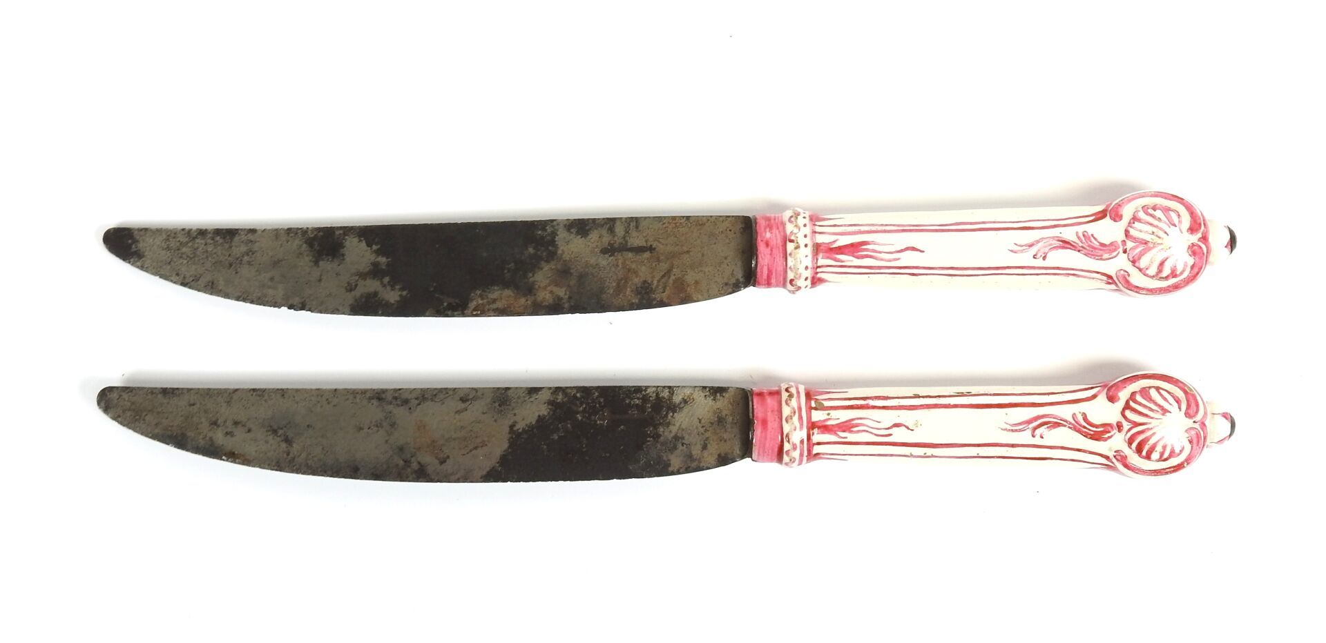 Null Paire de couteaux, manches en céramique blanche et rose à décor de coquille&hellip;