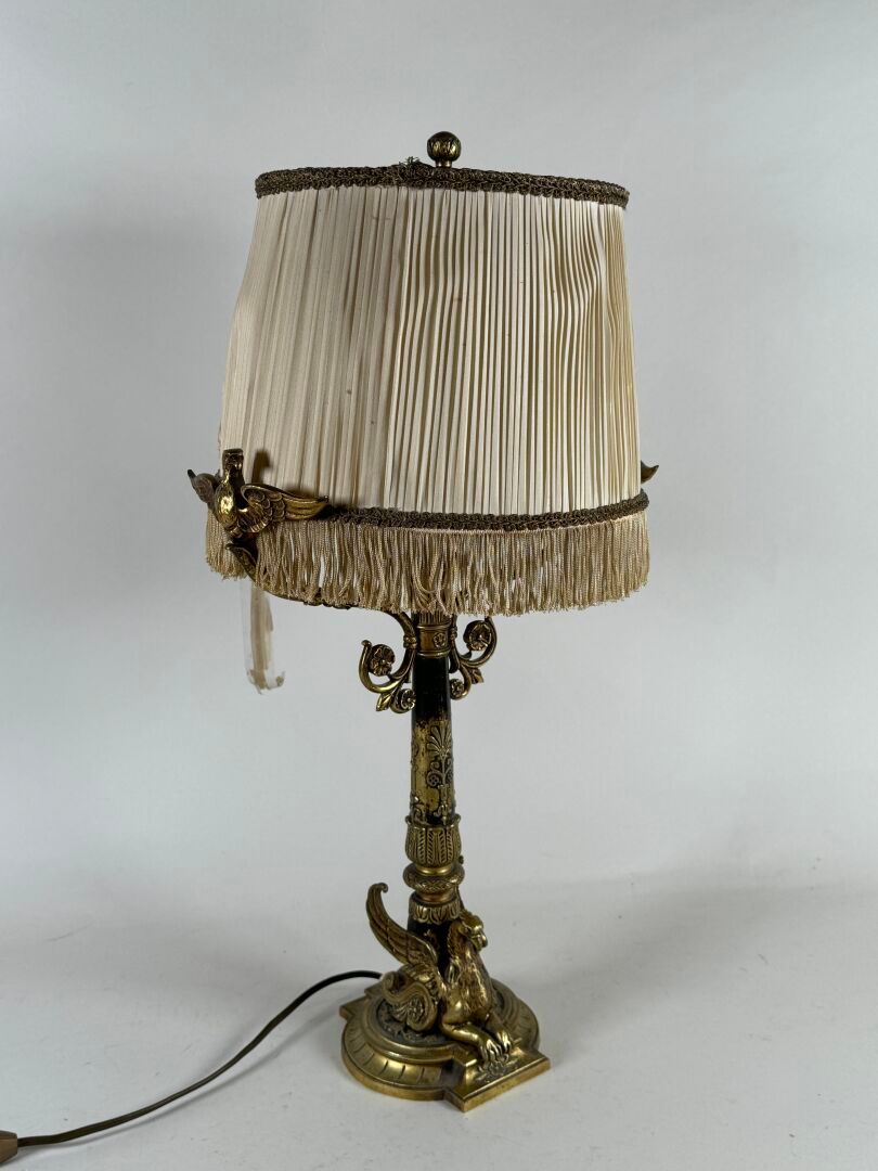 Null Pied de lampe en bronze ciselé à décor volatile et dragon stylisé.
De style&hellip;