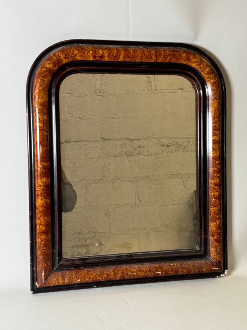 Null Petit miroir en bois et stuc.
54 x 45 cm.
(petits éclats).