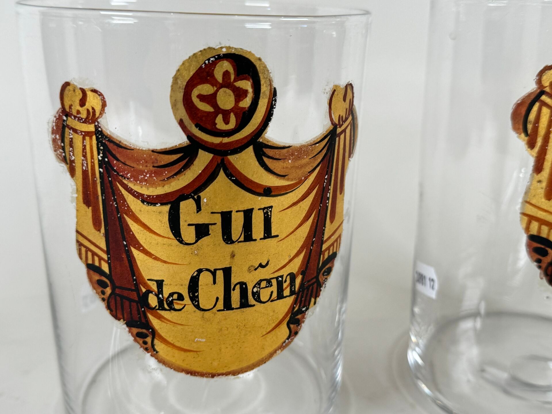 Null Deux pots à pharmacie en verre à décor de drapés marqués "Gui de Chen" et "&hellip;