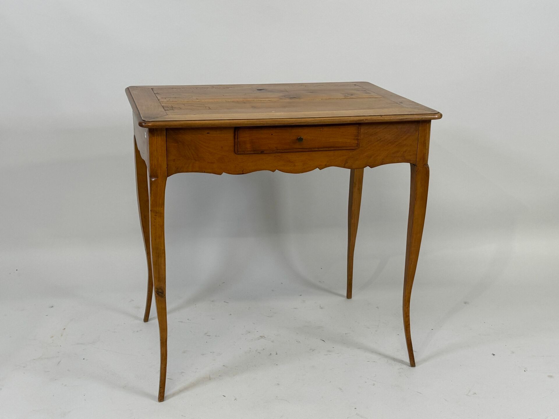 Null Mesa escritorio de madera de cerezo con apertura y cajón.
Estilo Luis XV.
7&hellip;
