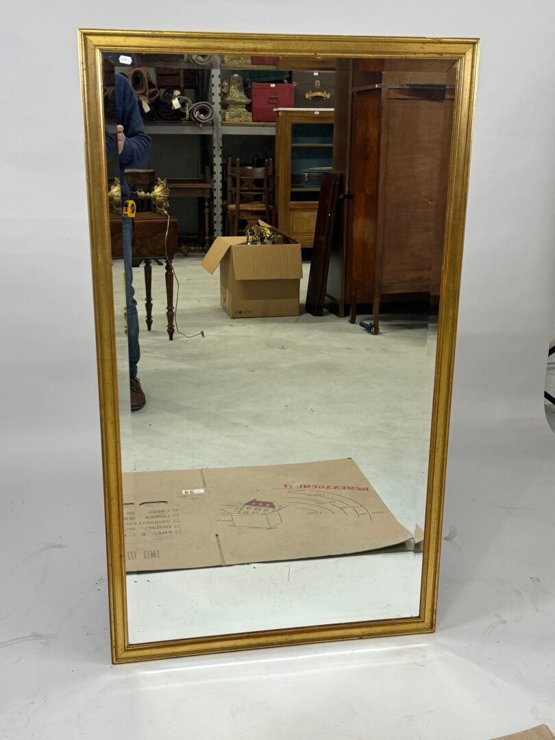 Null Miroir rectangulaire en bois et stuc doré, le verre biseauté.
132 x 76 cm.