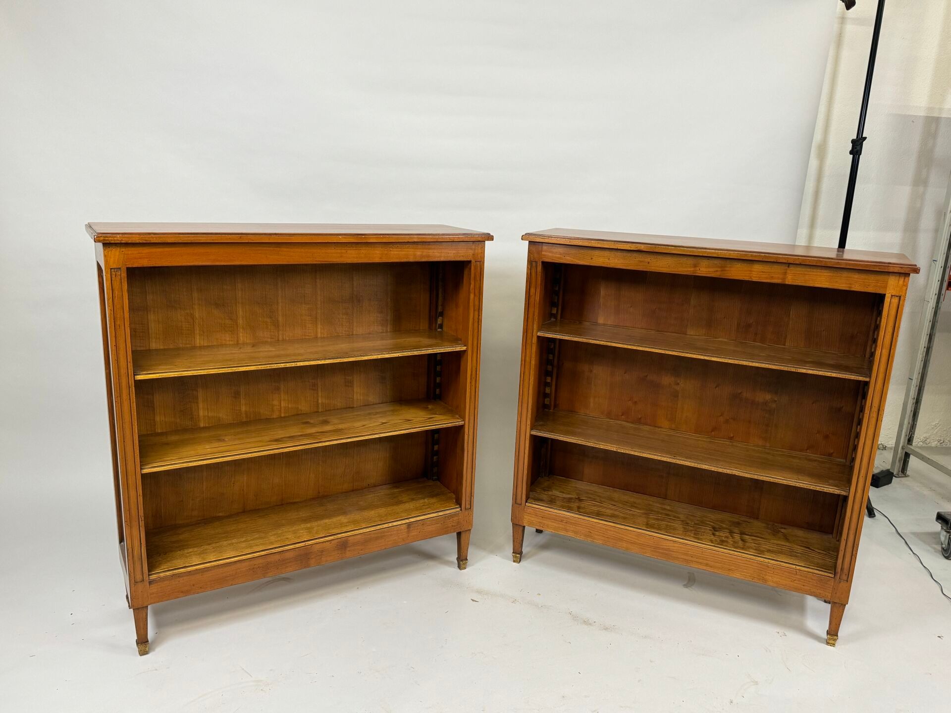 Null Paar kleine Bibus-Bücherregale aus profiliertem Kirschbaumholz mit drei Reg&hellip;