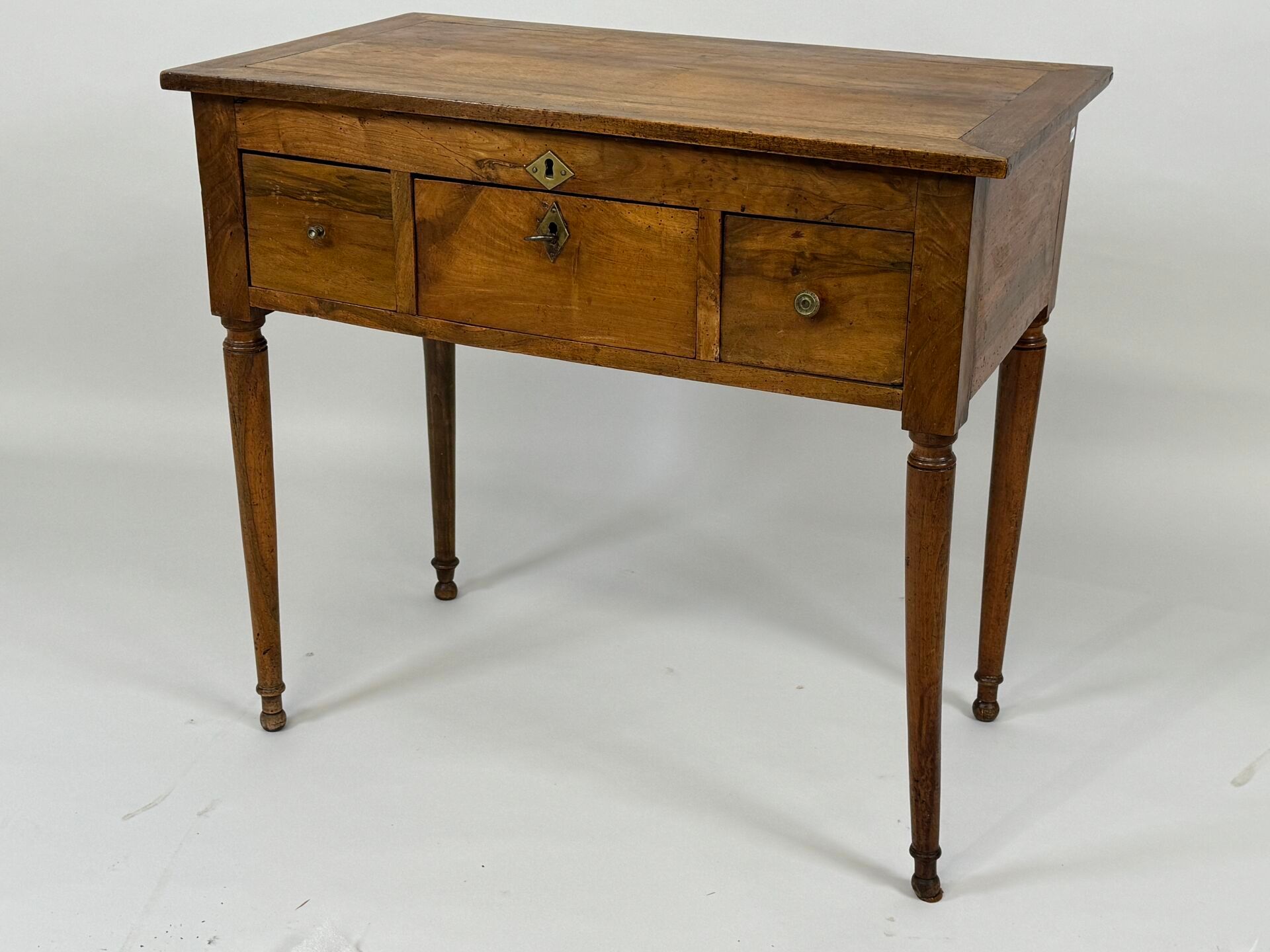 Null Pequeño escritorio de madera y chapado con tres cajones.
Siglo XIX.
71,5 x &hellip;