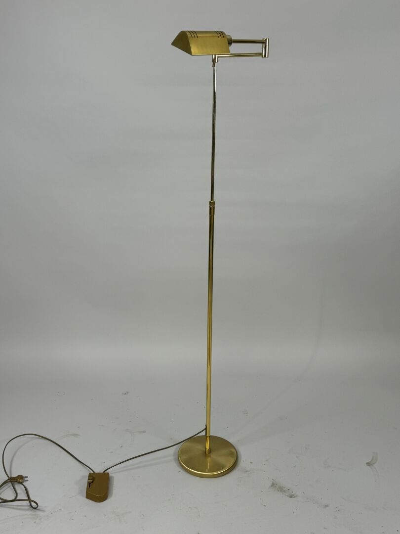 Null Lampadaire liseuse en laiton.
Électrifié.
H. 140 cm.
(non testé).