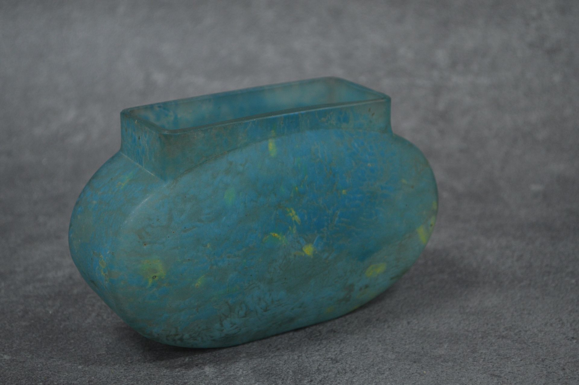 DAUM NANCY 
DAUM NANCY.花瓶脐带由大理石花纹玻璃制成，以蓝色为主色调。签名无法辨认。尺寸：18 x 8厘米。高度：11厘米