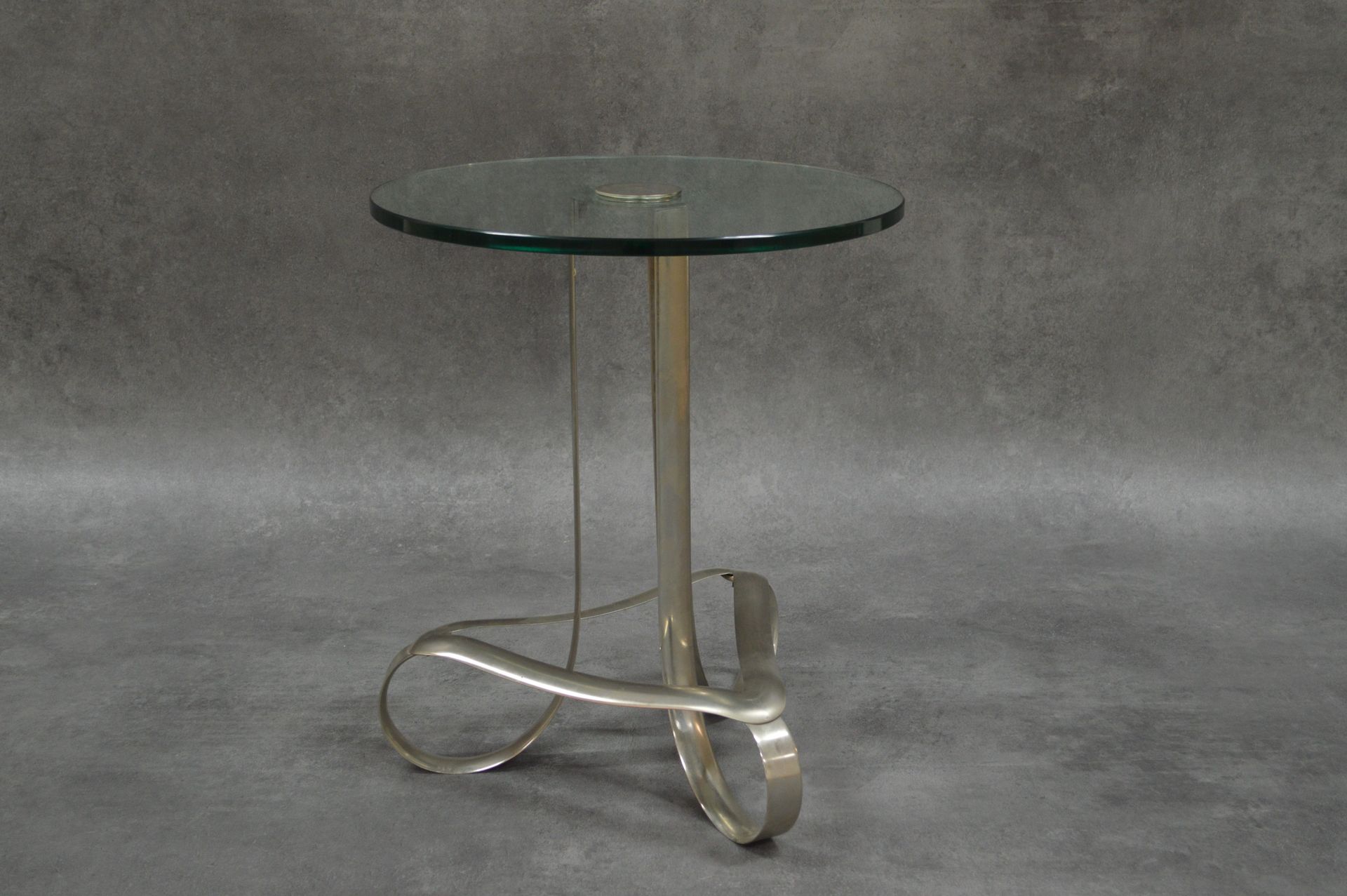 Guéridon tripode - Années 50 
宏伟的三脚架基座桌。圆形玻璃顶。金属底座。从
1950年代开始。托盘的尺寸：直径约50.5厘米。高度&hellip;