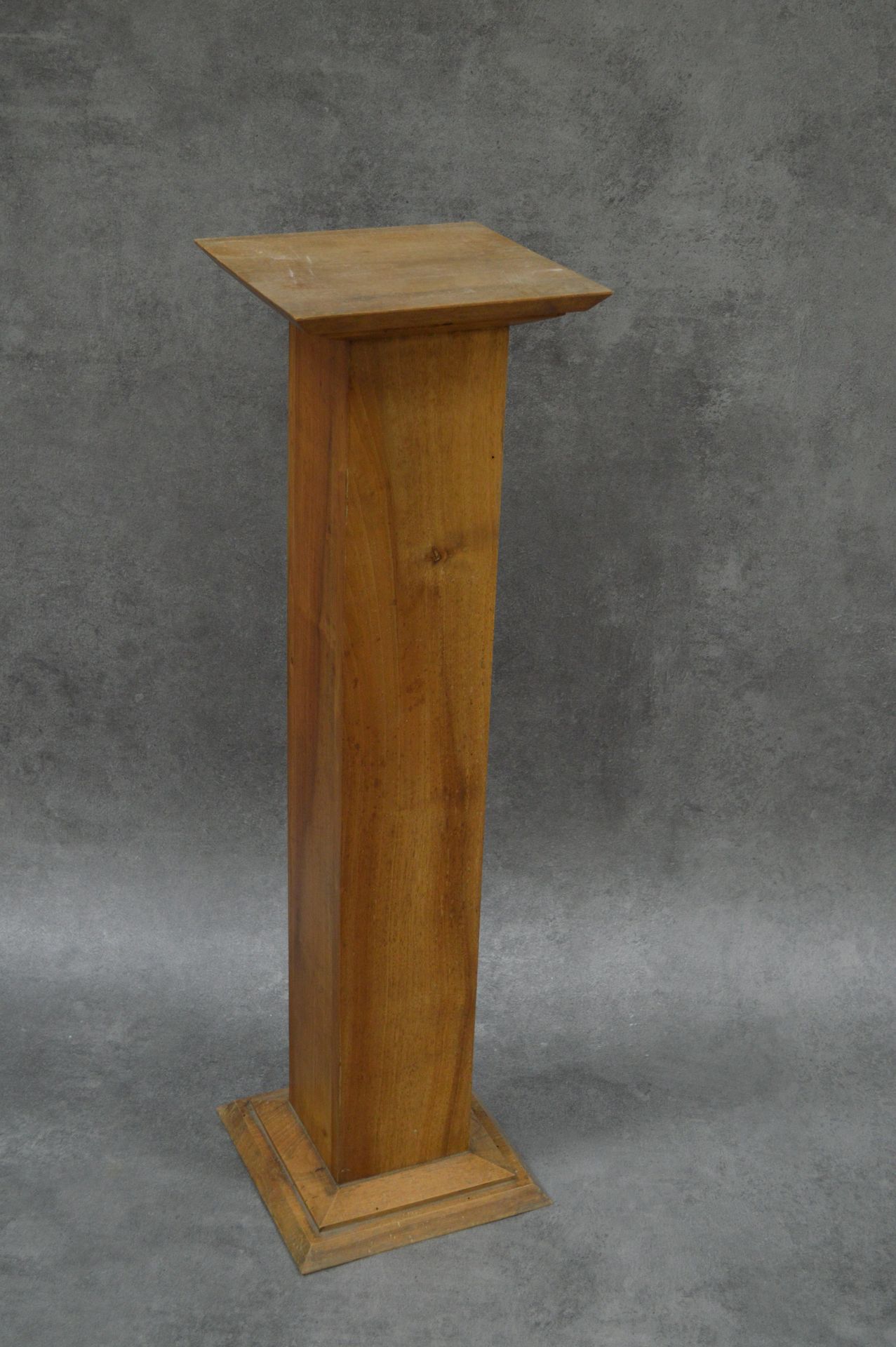 Pied de présentation 
展示架。木制的。尺寸：28x28厘米。高度：97厘米。