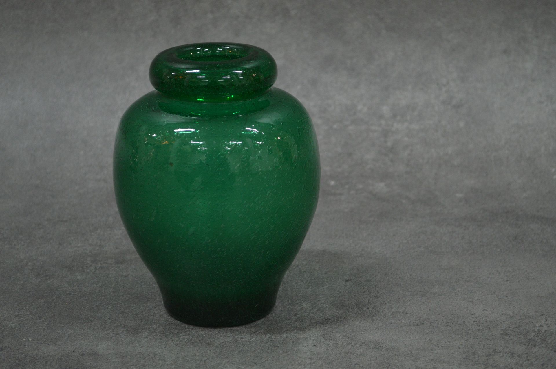 Vase 
Florero. Vidrio verde esmeralda. Año 1940-1950. Dimensiones : 16 cm de diá&hellip;