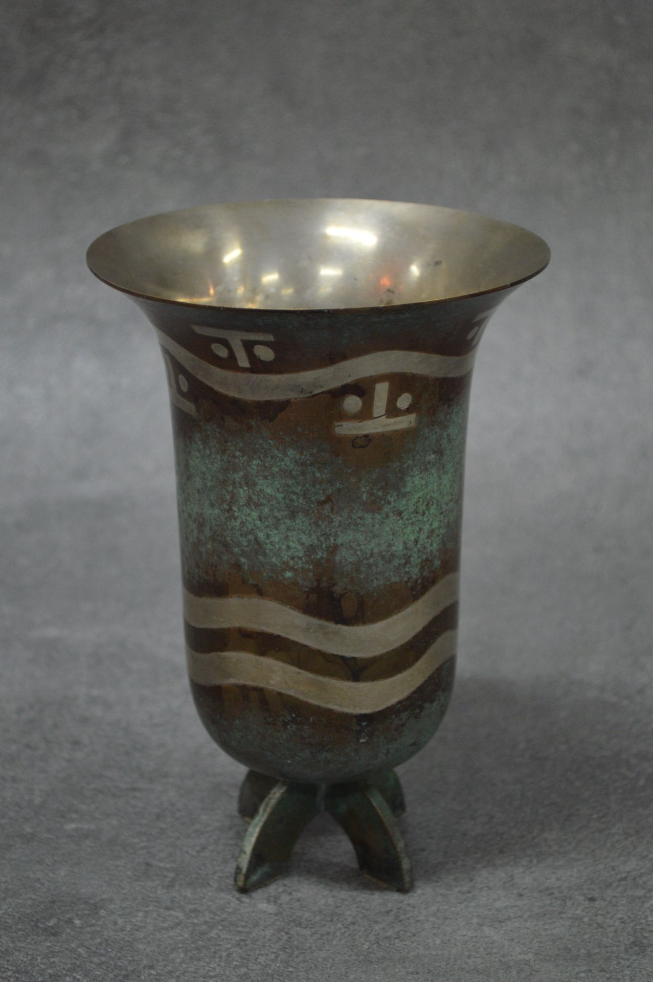 CHRISTOFLE 
CHRISTOFLE. Vase. Dinanderie art déco. 
Année 1925-1930. Dimension 1&hellip;