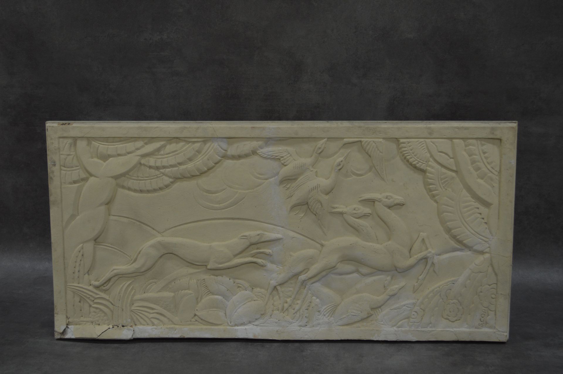 Bas relief Art Déco 
非常漂亮的装饰艺术浮雕。石膏。狩猎现场。签署的S.C.O.P.恢复是可以预期的。尺寸：195 x 74厘米左右。