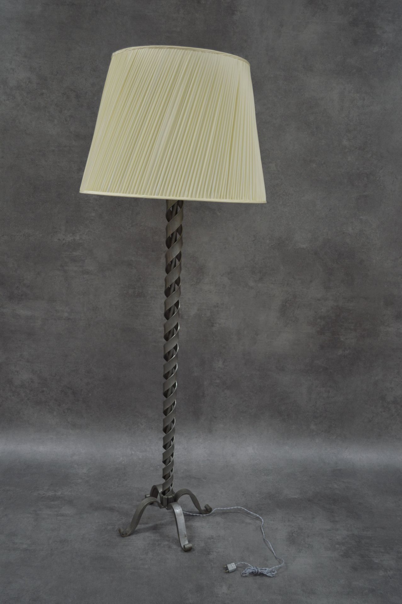 Raymond SUBES 
三脚架落地灯
雷蒙德-苏贝斯（1891-1970），归属。锻铁。
1930年。尺寸：70厘米，带日光。高度约192厘米