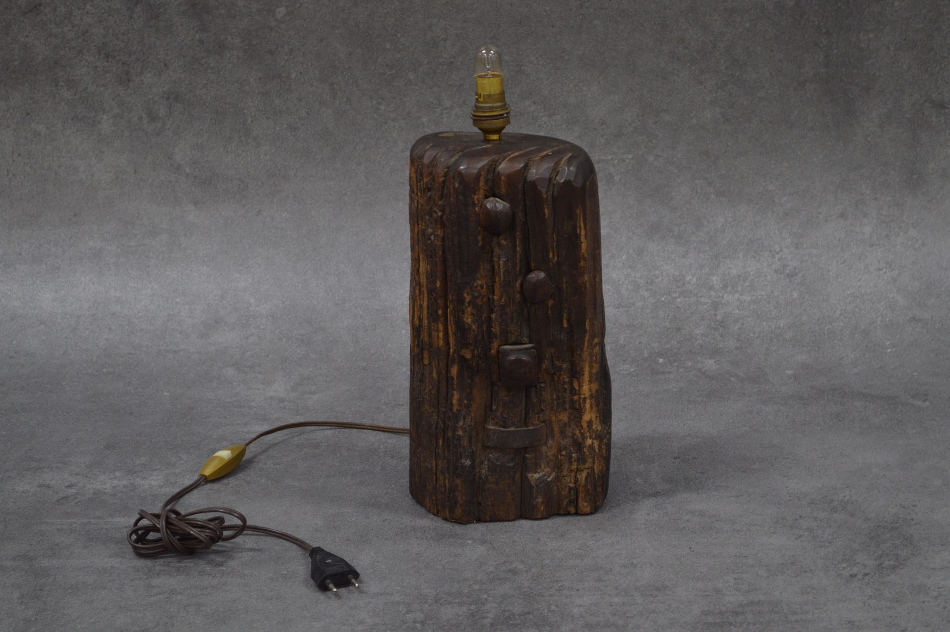Alexandre NOLL (ANOLL) 
亚历山大-诺尔（1890-1970），归属。非常漂亮的橡木雕花灯--铁道部的领带。钉子和金属零件。电气化。缺少灯&hellip;