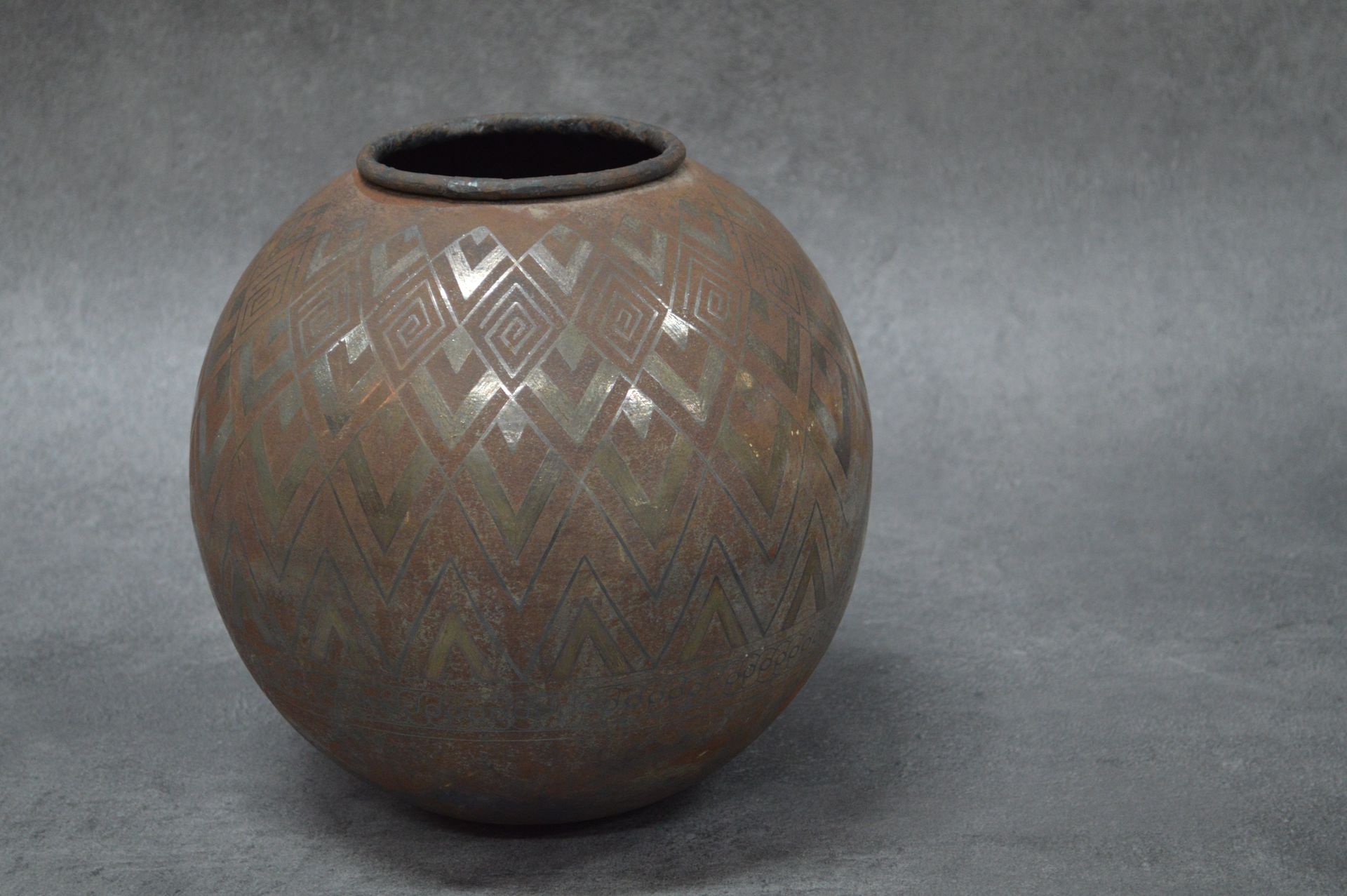 Vase 花瓶。金属。带有几何图案的装饰。直径：30厘米左右。高约32厘米。