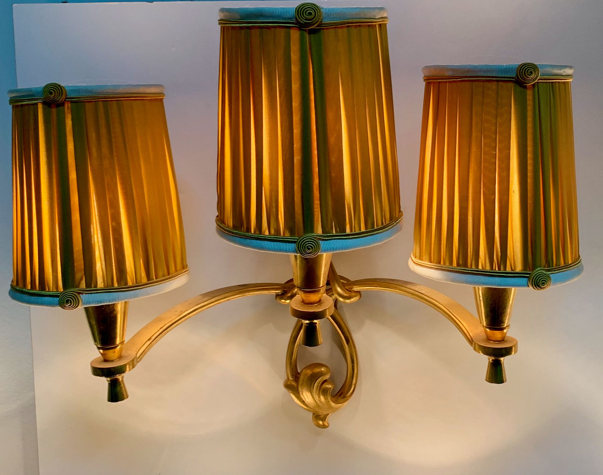 Jules LELEU 
一对三臂式壁灯。鎏金青铜。
在朱尔斯-勒鲁的品味中。1930年。尺寸：40 x 32厘米左右。