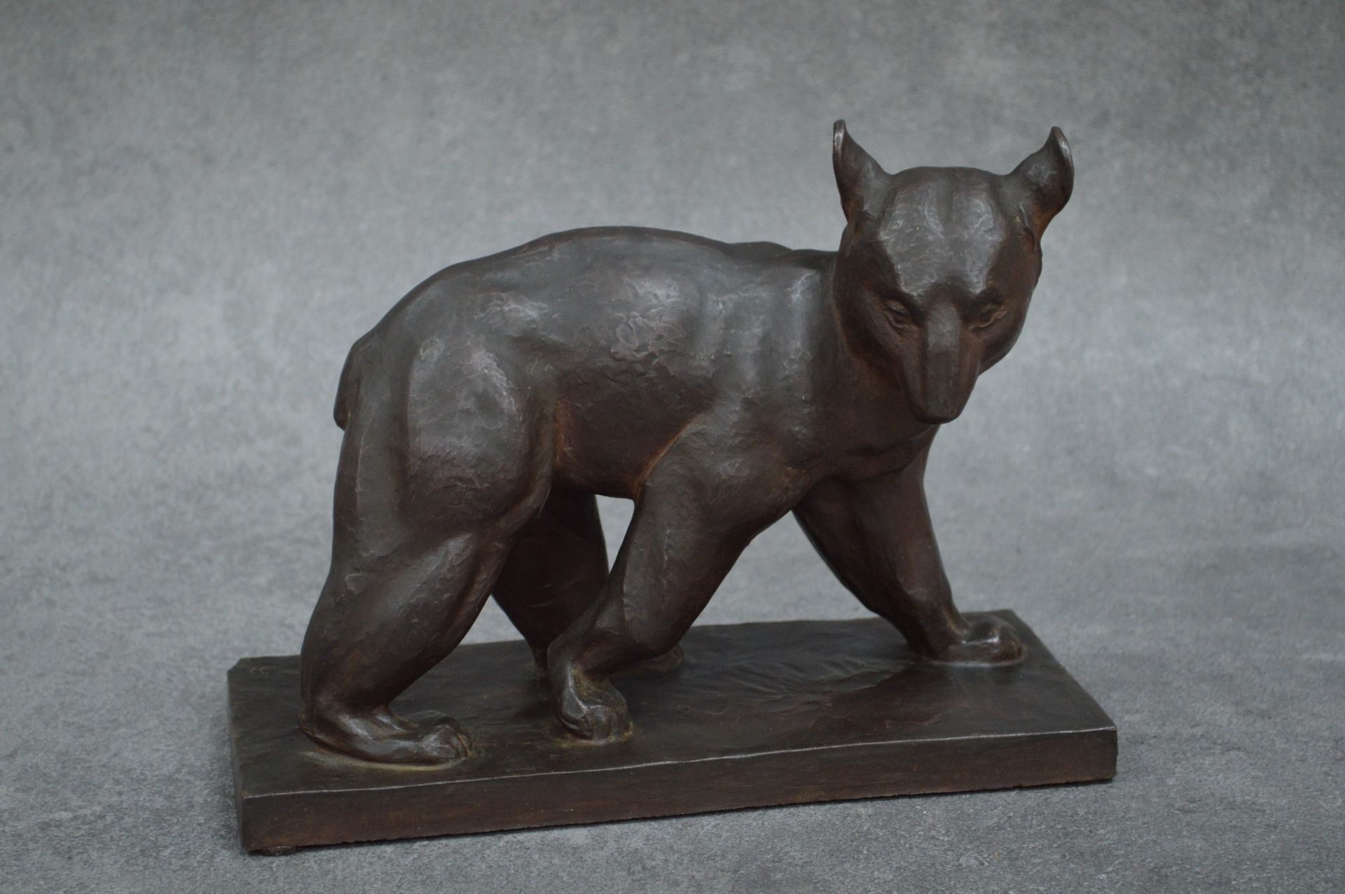 Sculpture signée - Sèvres manufacture nationale 
雕塑。陶器。代表一只熊。盖有塞夫勒国家制造的印章。
底座上的签&hellip;
