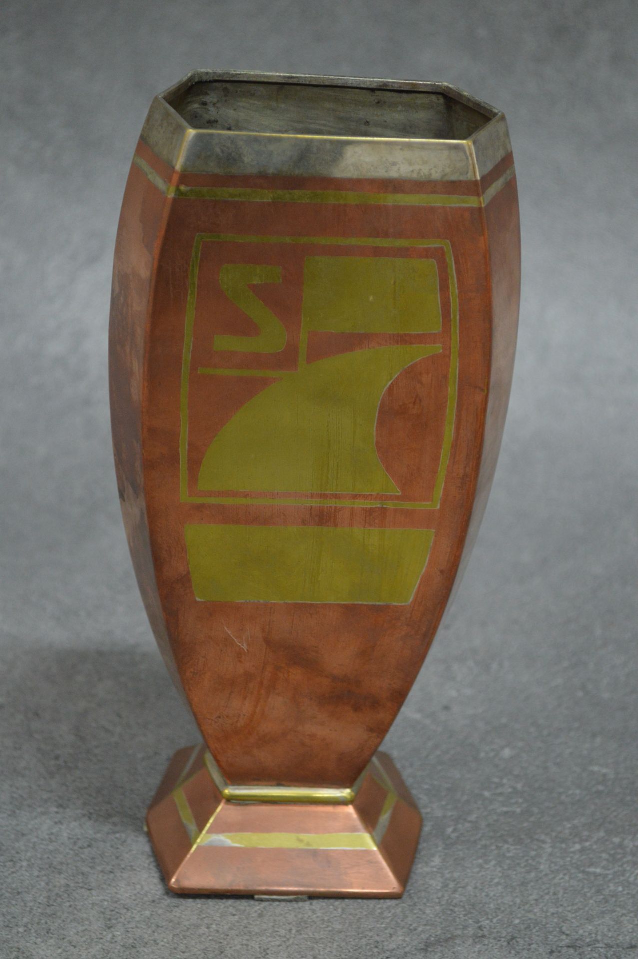 CHRISTOFLE 
Vase. Art-Deco-Messingwaren. 
CHRISTOFLE. Prächtige Arbeit. 
Jahr 19&hellip;