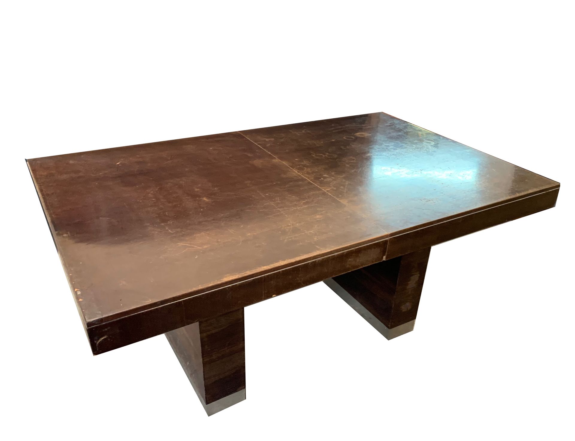 Michel Dufet 
归功于
米歇尔-杜弗（1888-1985）。饭厅的桌子。
1930s.木饰面。顶上有两条腿，有金属底座。有中央扩展。使用条件。尺寸：&hellip;