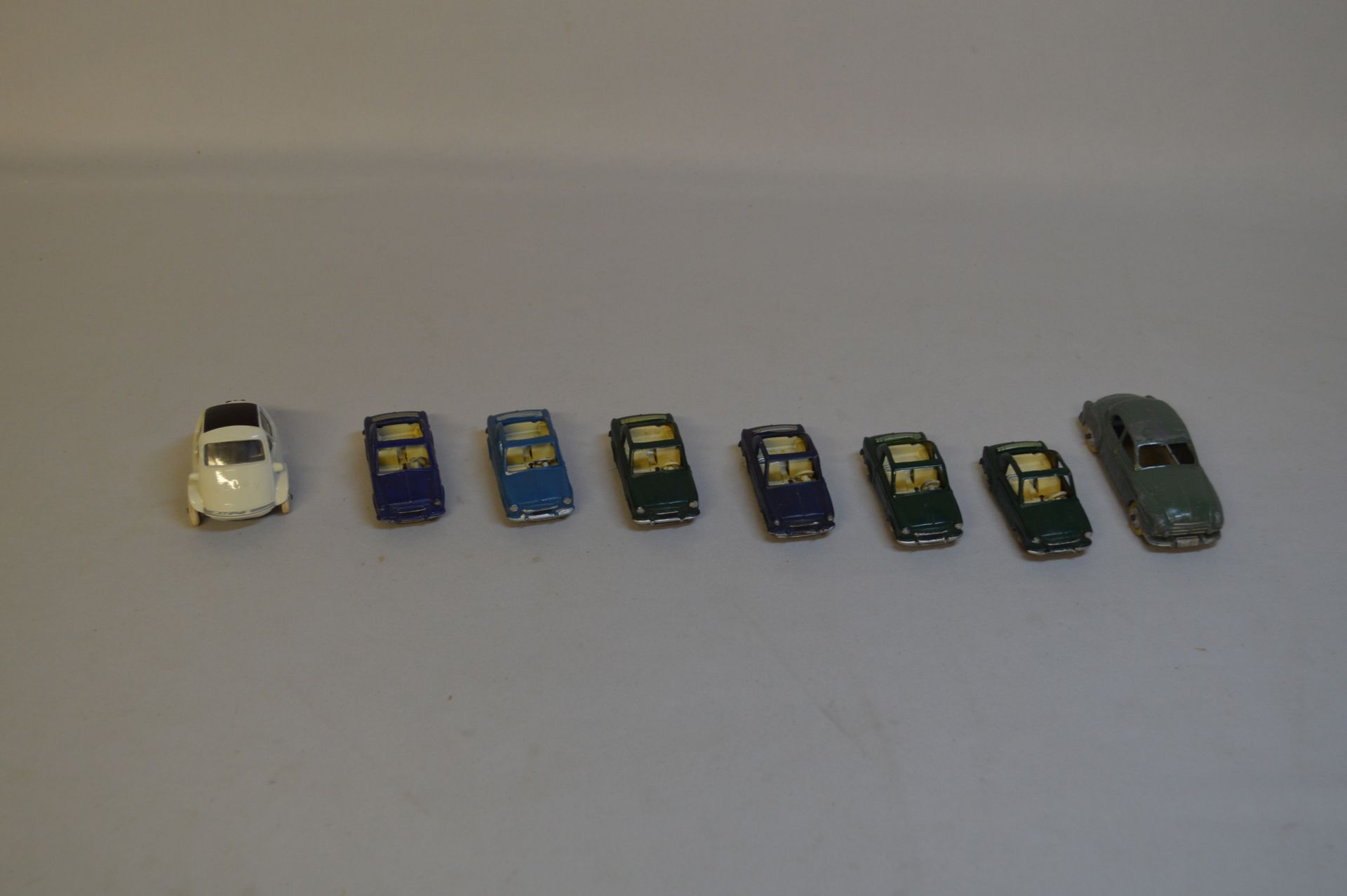 Null DINKY TOYS - 一套8个金属迷你模型。1 : 43. 6辆VESPA 400微型车：3辆绿色敞篷车，3辆不同的蓝色。还有：SETTA VEL&hellip;