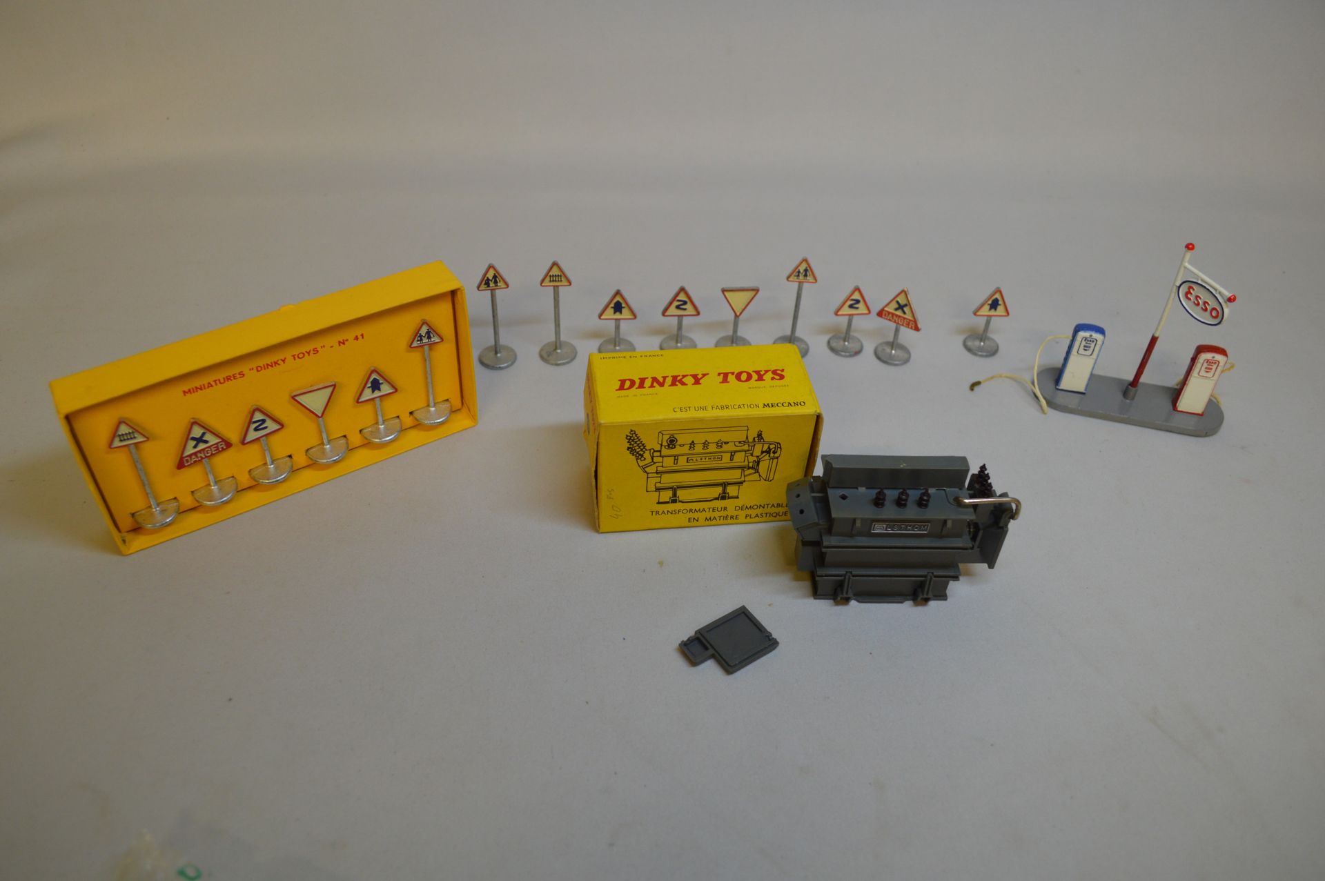 Null DINKY TOYS. Aus lackiertem Metall. Sehr schönes Set aus Verkehrsschildern u&hellip;