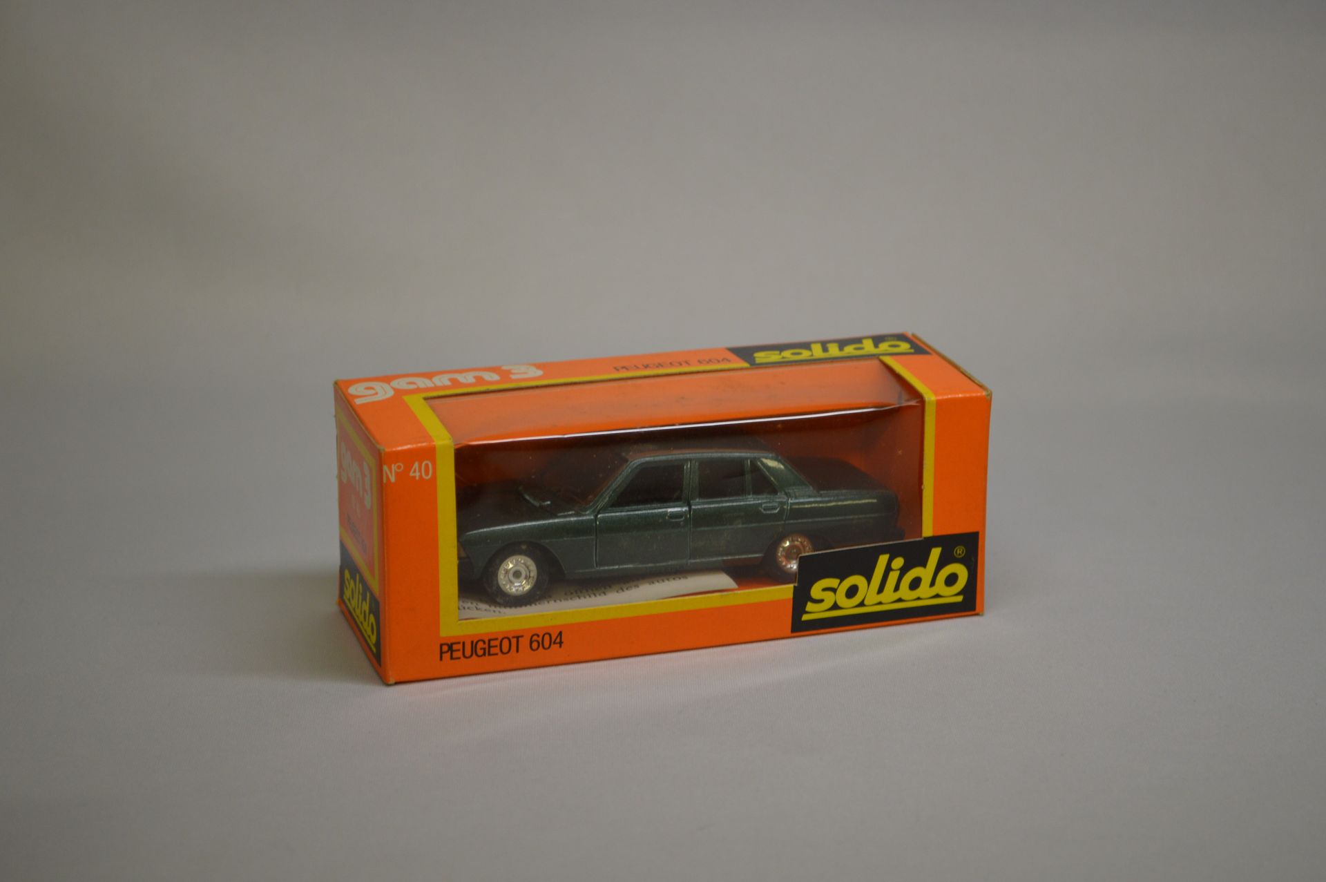 Null SOLIDO - GAM 3 - 客车：标致604，编号40，绿色，有标志。

原装盒。出处：一位伟大收藏家的遗产。