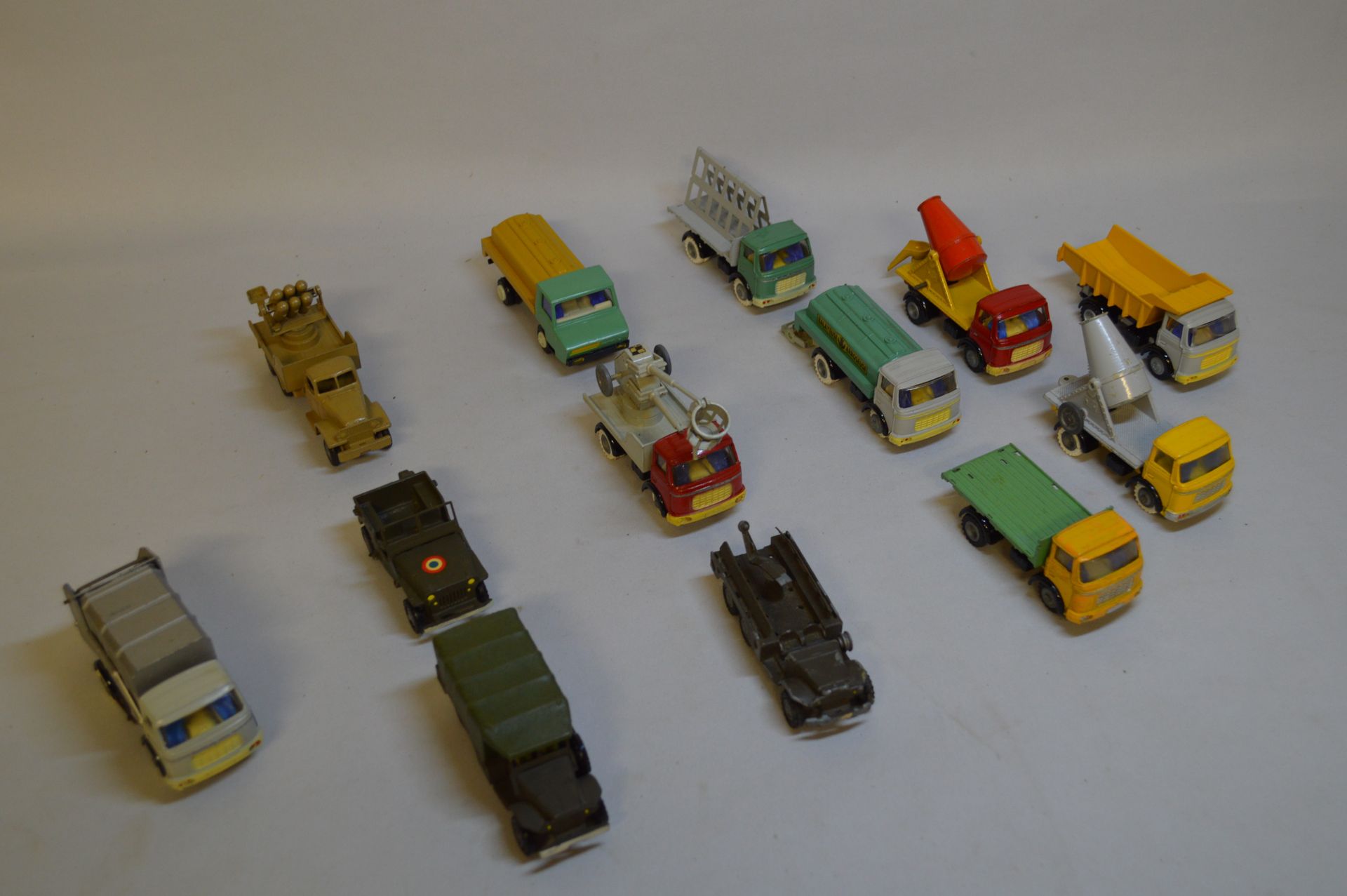 Null 一套13个迷你模型的《JOUEF进化论》。喷漆的金属。包括军用车辆，一辆翻斗车，一辆带水管的消防车，一辆清扫车，两辆混凝土搅拌车，一辆翻斗车。出处：一&hellip;