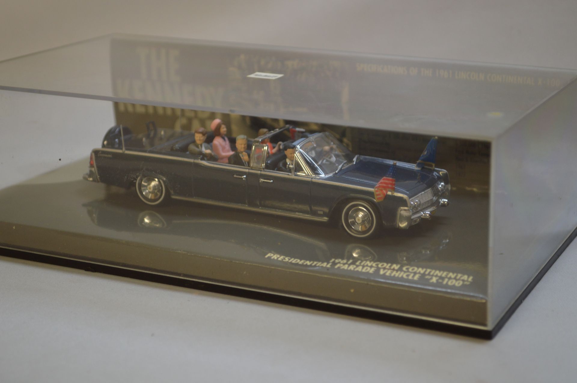 Null 微型MINICHAMPS--肯尼迪汽车。金属。1 : 43. 1961年林肯大陆总统巡游车X-100。原装盒。出处：一位伟大收藏家的遗产。