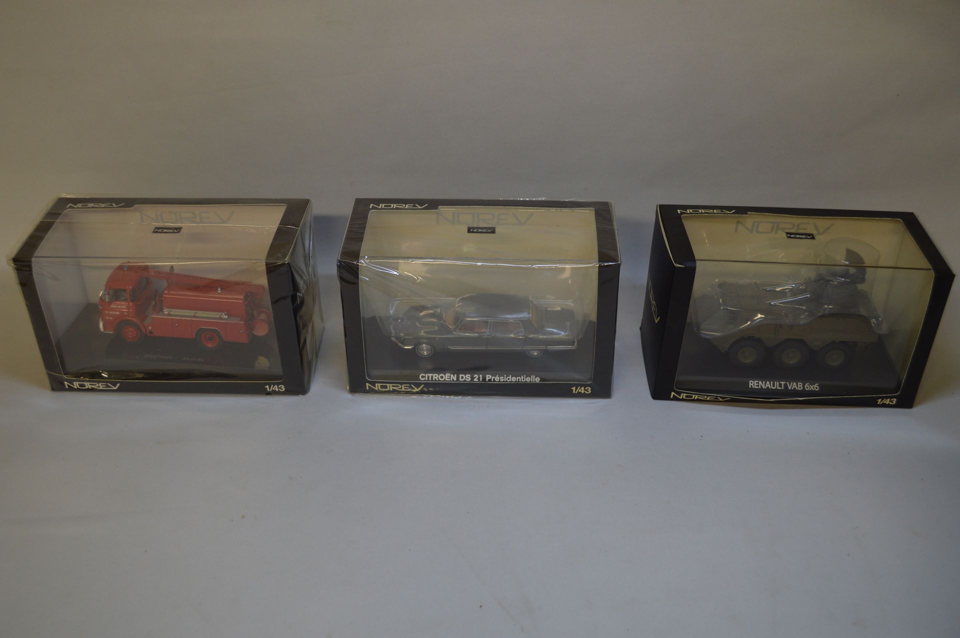 Null Set aus drei NOREV-Miniaturen. Bemaltes Metall. 1: 43. 1 Feuerwehrfahrzeug &hellip;