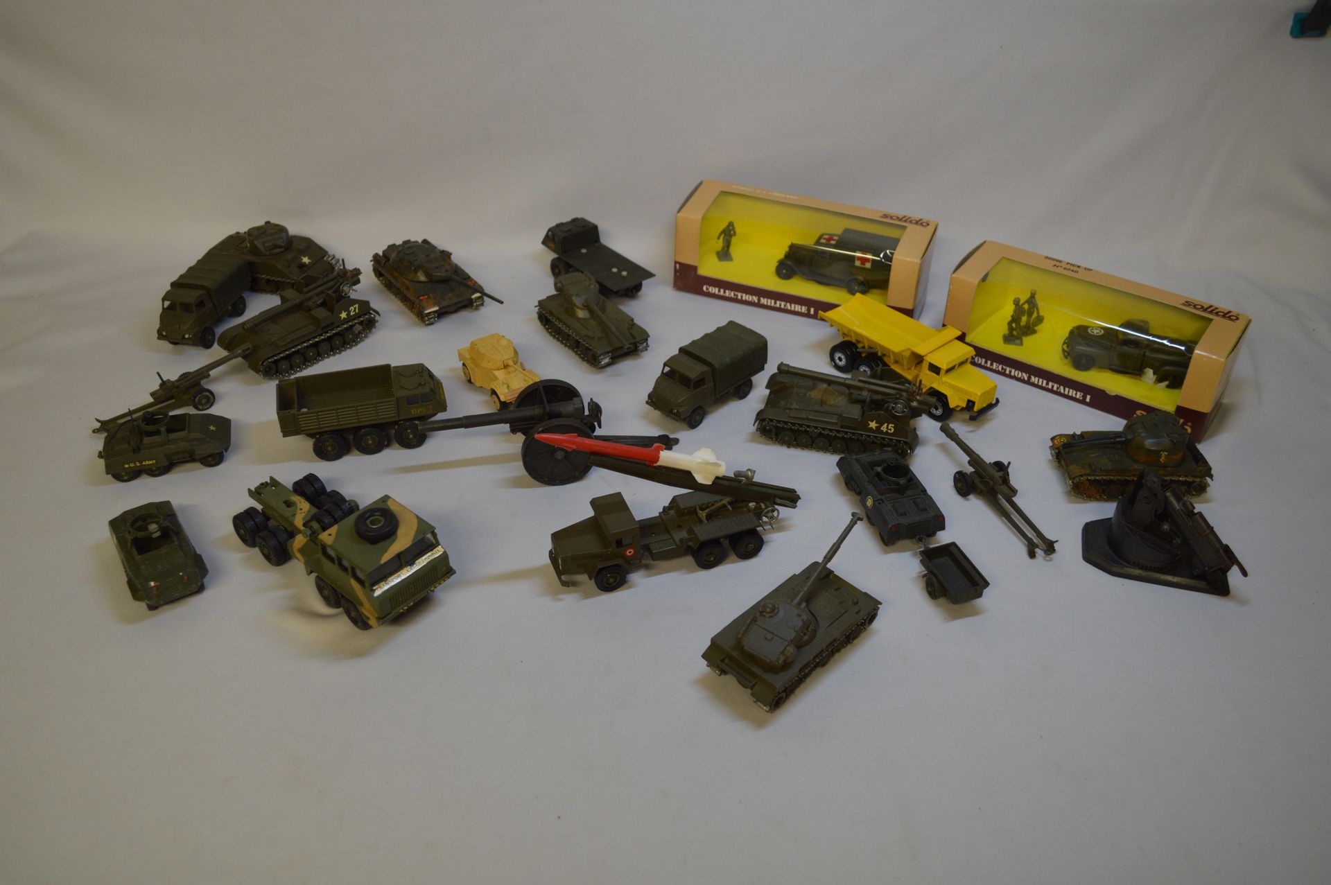 Null Very nice set of 24 military vehicles or similar SOLIDO. Painted metal. 1 :&hellip;