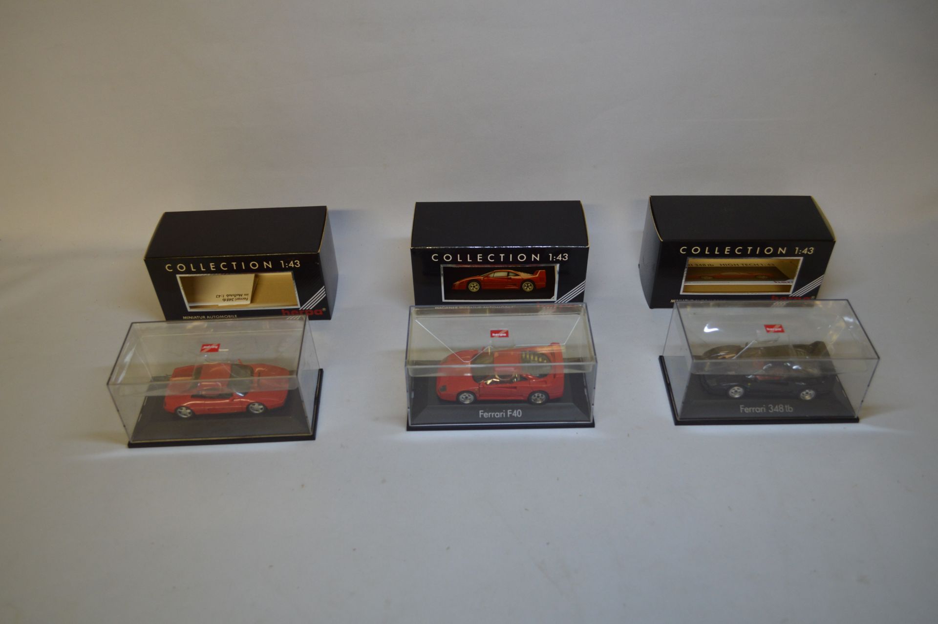 Null HERPA - Collection 1 : 43.一套三个法拉利迷你模型。金属。1: 43. 包括一辆红色的法拉利F40和两辆法拉利348 tb（一&hellip;